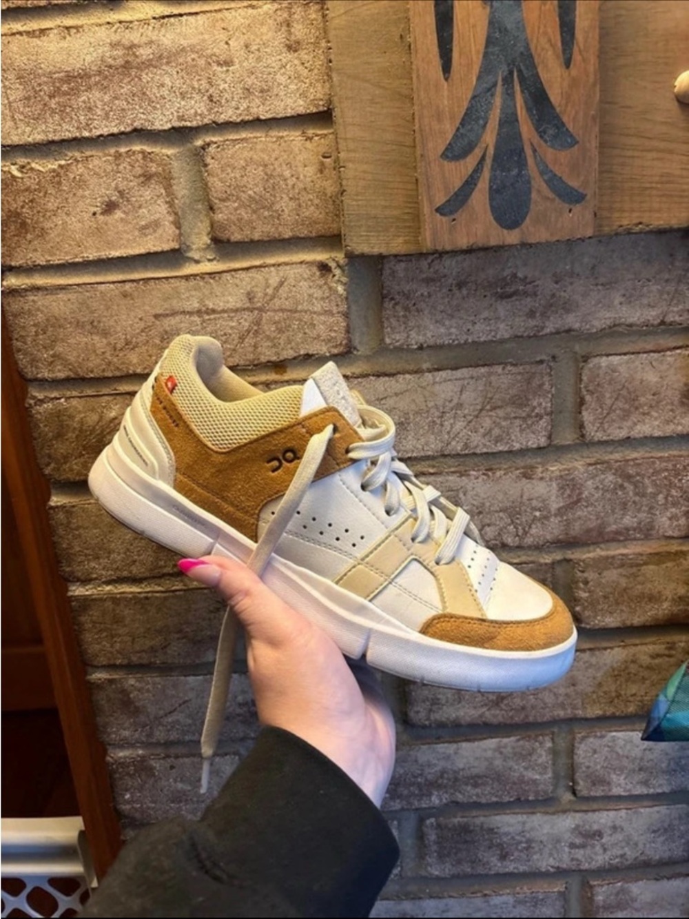 On The Roger Leather Casual Athletic Sneaker - Tan/White